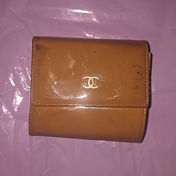 CHANEL camel brown gloss patent bifold snap leather wallet - Picture 2 of 13